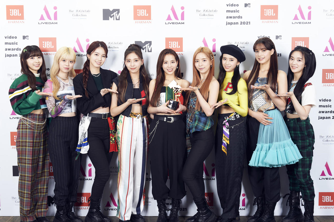 「MTV VMAJ」の表彰式に参加したNiziU。左からMIIHI、RIKU、AYAKA、MAYUKA、MAKO、MAYA、RIMA、NINA、RIO（渡邊玲奈氏撮影・田中聖太郎写真事務所）