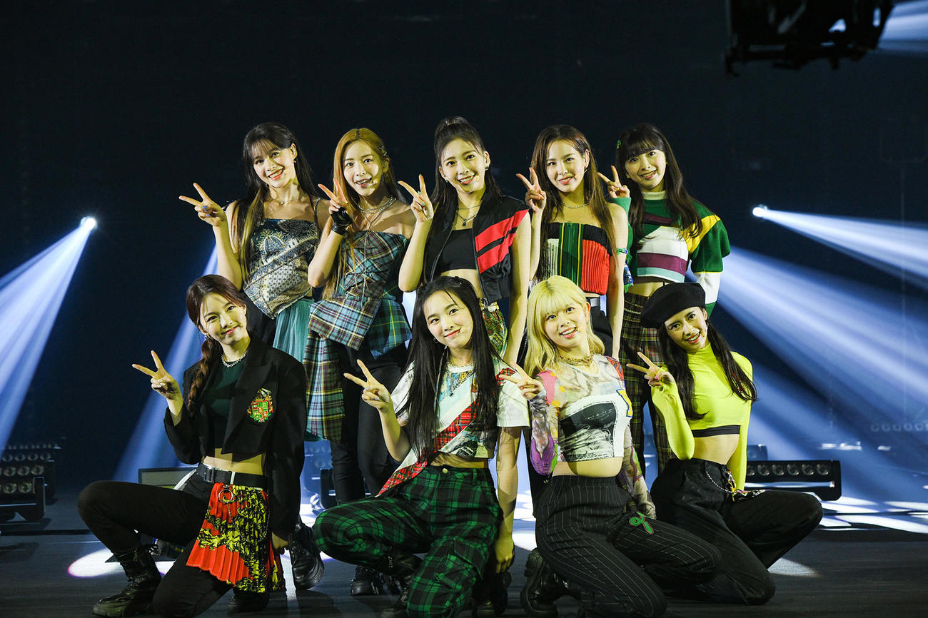 「MTV VMAJ」でパフォーマンスするNiziU。前列左からAYAKA、RIO、RIKU、RIMA。後列左からNINA、MAYA、MAYUKA、MAKO、MIIHI（C）岸田哲平