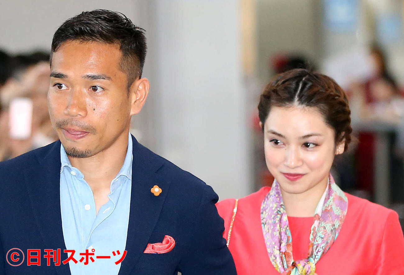 長友佑都（左）と妻の平愛梨（2017年5月撮影）