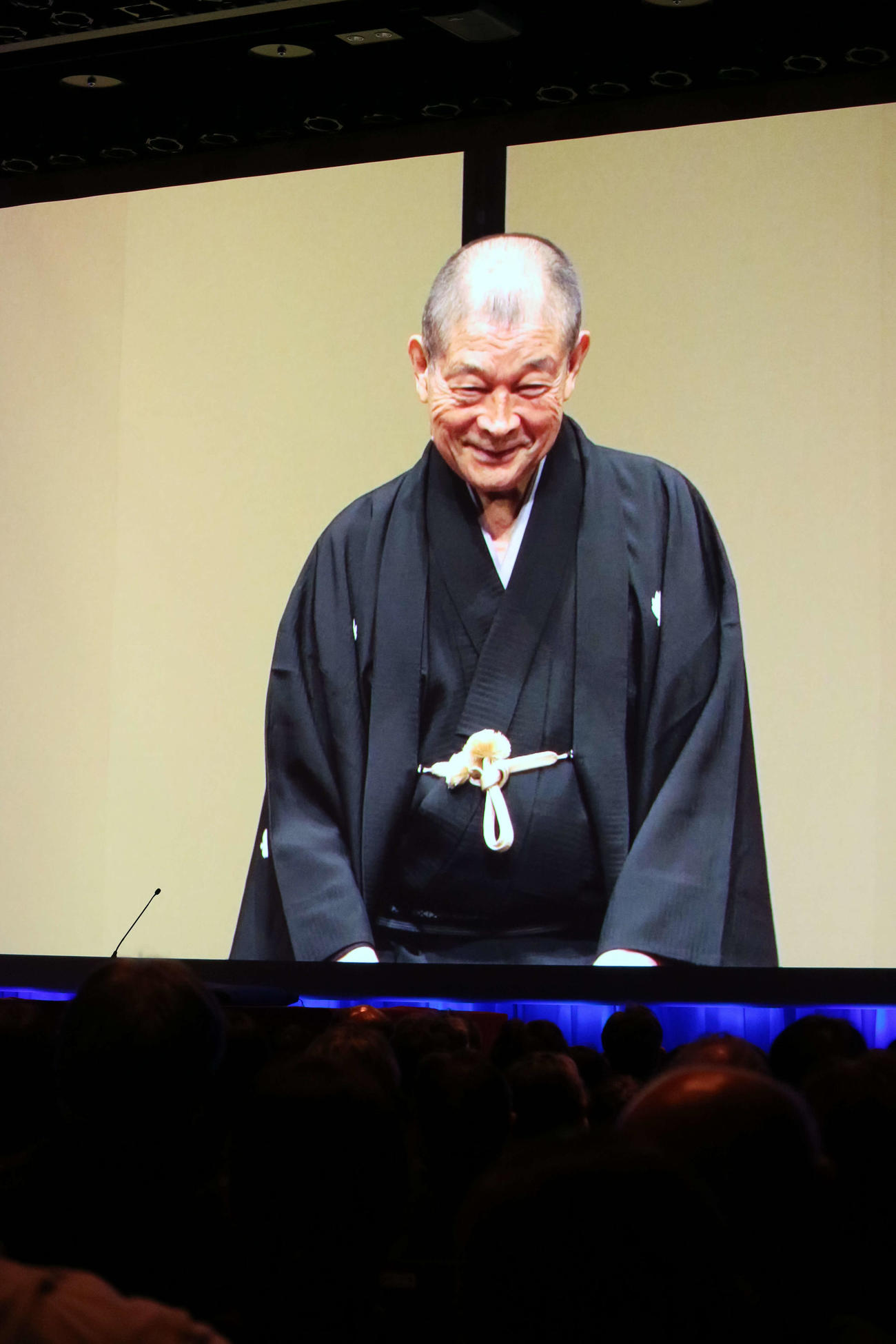 柳家小三治さんの追悼の会では、8月の高座映像が上映された（撮影・小林千穂）