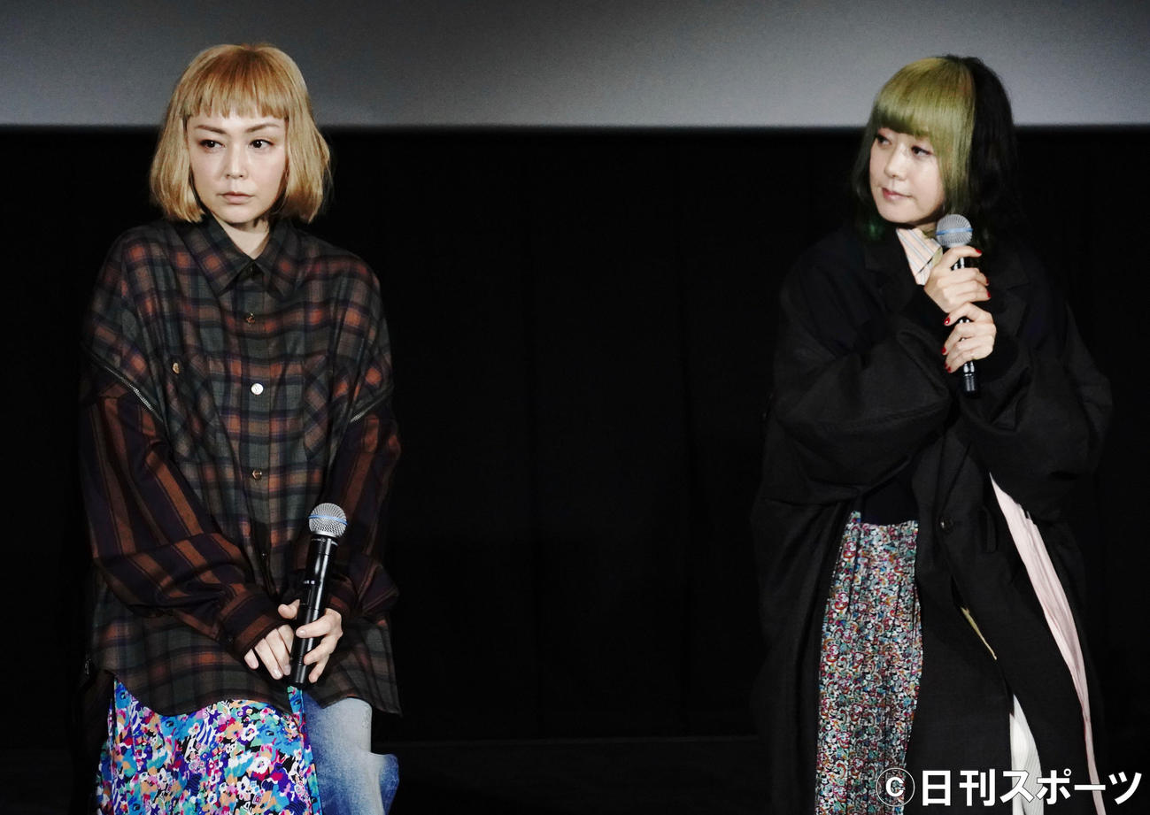 ドキュメンタリー作品「ザ・ビートルズ：Get Back」のスペシャル・エディション最速プレミア上映会に出席したPUFFY吉村由美（左）と大貫亜美（撮影・佐藤成）