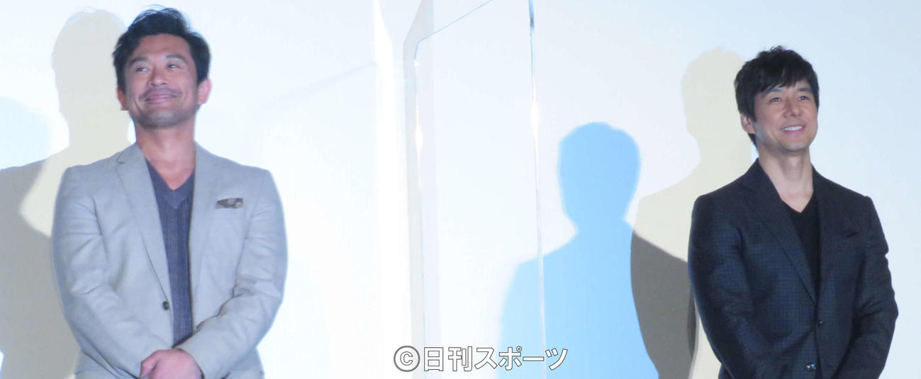 「劇場版　きのう何食べた？」大ヒット御礼舞台あいさつに登壇した、内野聖陽（左）と西島秀俊（撮影・村上幸将）