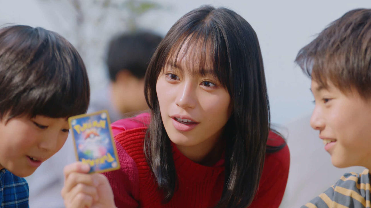 「ポケモンカードゲーム」新テレビCM「それぞれの出会い篇」で、子どもたちと触れ合う南沙良
