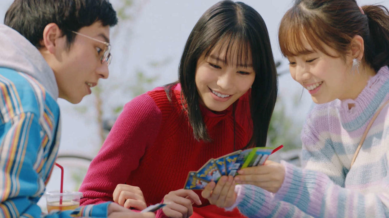 「ポケモンカードゲーム」新テレビCM「それぞれの出会い篇」で、子どもたちと触れ合う南沙良