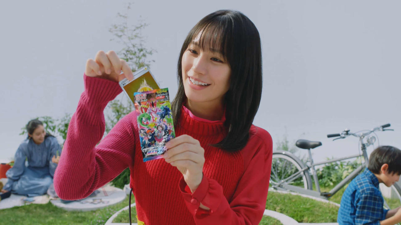 「ポケモンカードゲーム」新テレビCM「それぞれの出会い篇」で、ポケモンカードを見詰める南沙良