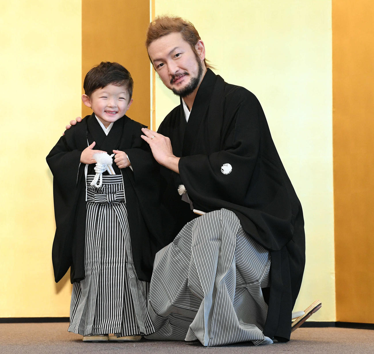記者会見で記念撮影する中村獅童（右）と小川陽喜くん（撮影・滝沢徹郎）