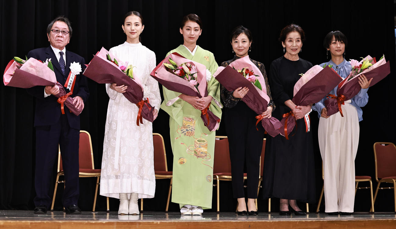 第44回山路ふみ子映画賞各受賞者たち。左から高橋伴明監督、清原果耶、尾野真千子、西川美和監督、倍賞美津子、横浜聡子監督（撮影・中島郁夫）