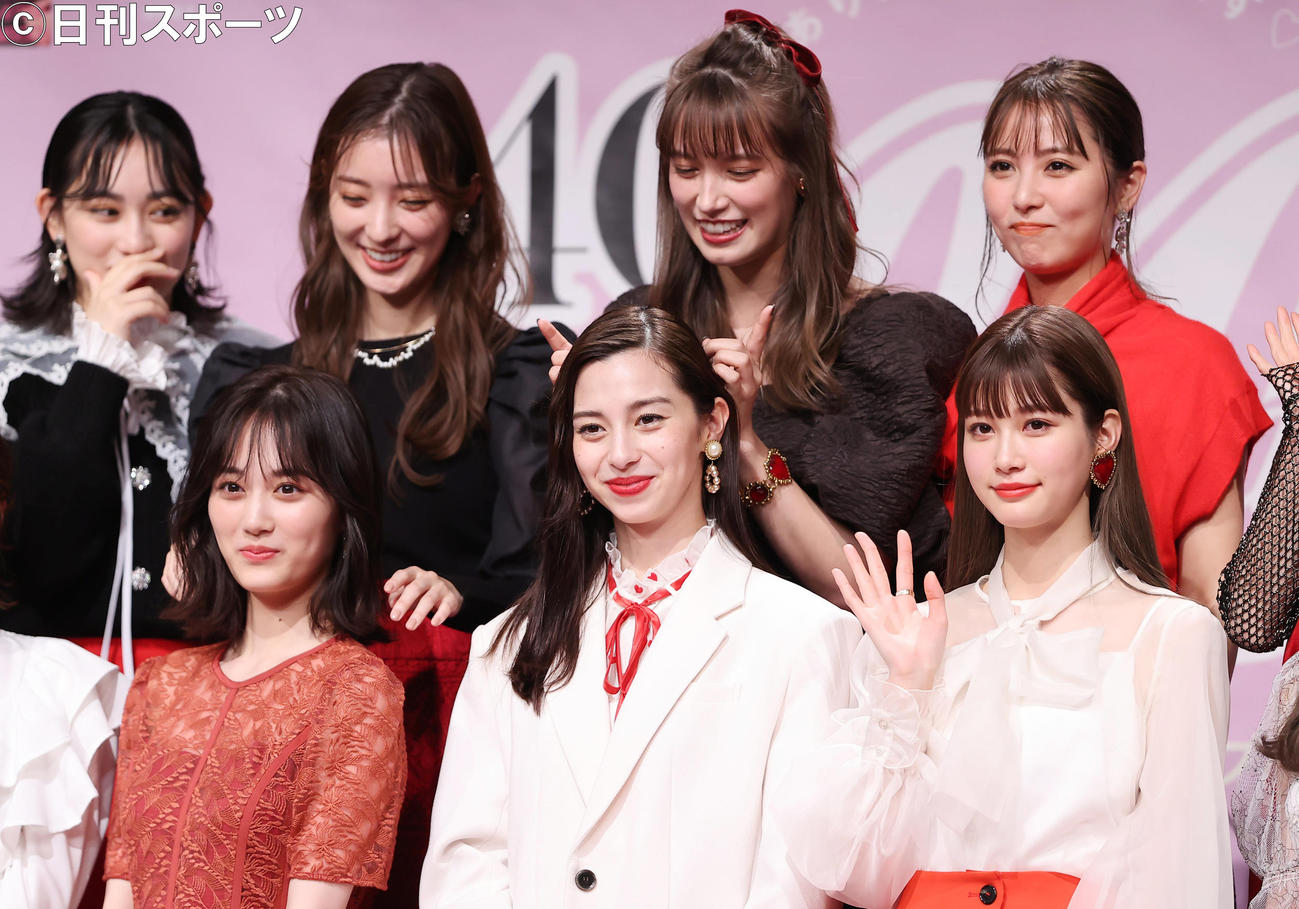 「CanCam 40th Birthday Night」メディア取材会にのフォトセッションで中条あやみ（前列中央）の頭に指でツノをつくりおどけるトラウデン直美（後列右から2人目）（撮影・垰建太）