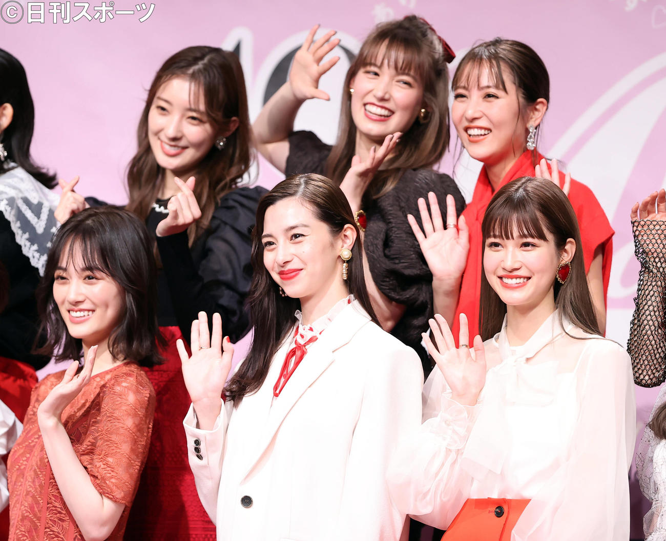 「CanCam 40th Birthday Night」メディア取材会に登壇し写真に納まる。前列左から山下美月、中条あやみ、生見愛瑠、後列左から宮本茉由、トラウデン直美、石川恋（撮影・垰建太）