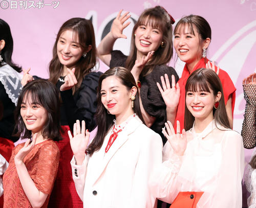 「CanCam 40th Birthday Night」メディア取材会に登壇し写真に納まる。前列左から山下美月、中条あやみ、生見愛瑠、後列左から宮本茉由、トラウデン直美、石川恋(撮影・垰建太)