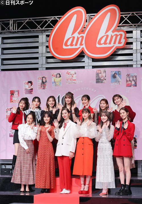 「CanCam 40th Birthday Night」メディア取材会に登壇し写真に納まる。前列左からまい、山下美月、中条あやみ、生見愛瑠、加藤史帆、楓、後列左から小室安未、佐々木莉佳子、宮本茉由、トラウデン直美、石川恋、ほのか、菜波(撮影・垰建太)