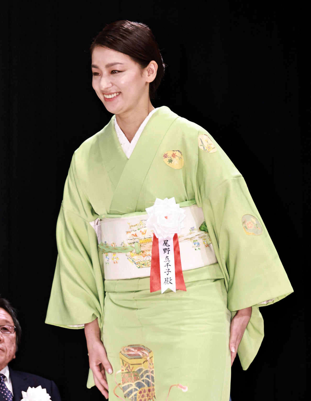 第34回山路ふみ子女優賞を受賞し、着物姿で登壇する尾野真千子（撮影・中島郁夫）