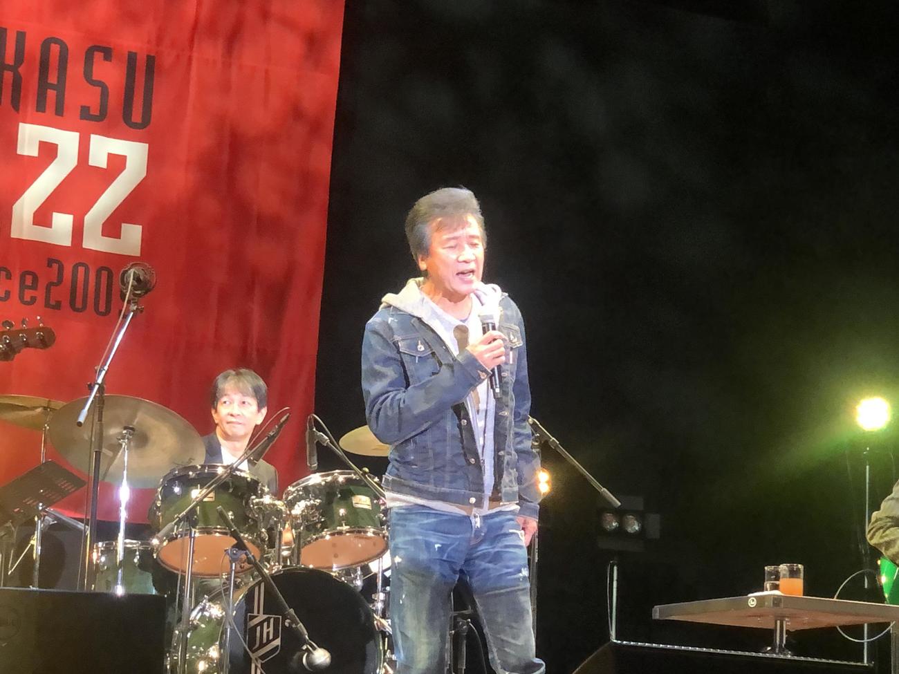 中州ジャズで歌唱する前川清