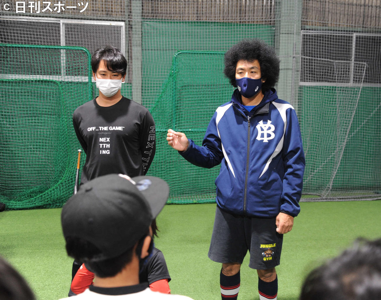 野球教室「Yoshimoto Enjoy Baseball～とにかく野球を楽しむイベント～」で小学生を指導するトータルテンボスの藤田憲右（右）と元中日の石川駿（撮影・松尾幸之介）