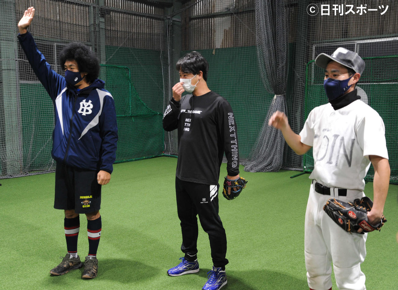 野球教室で小学生を指導した、左からお笑いコンビ、トータルテンボスの藤田憲右、元中日の石川駿、お笑い芸人の漢咲コータロー（撮影・松尾幸之介）