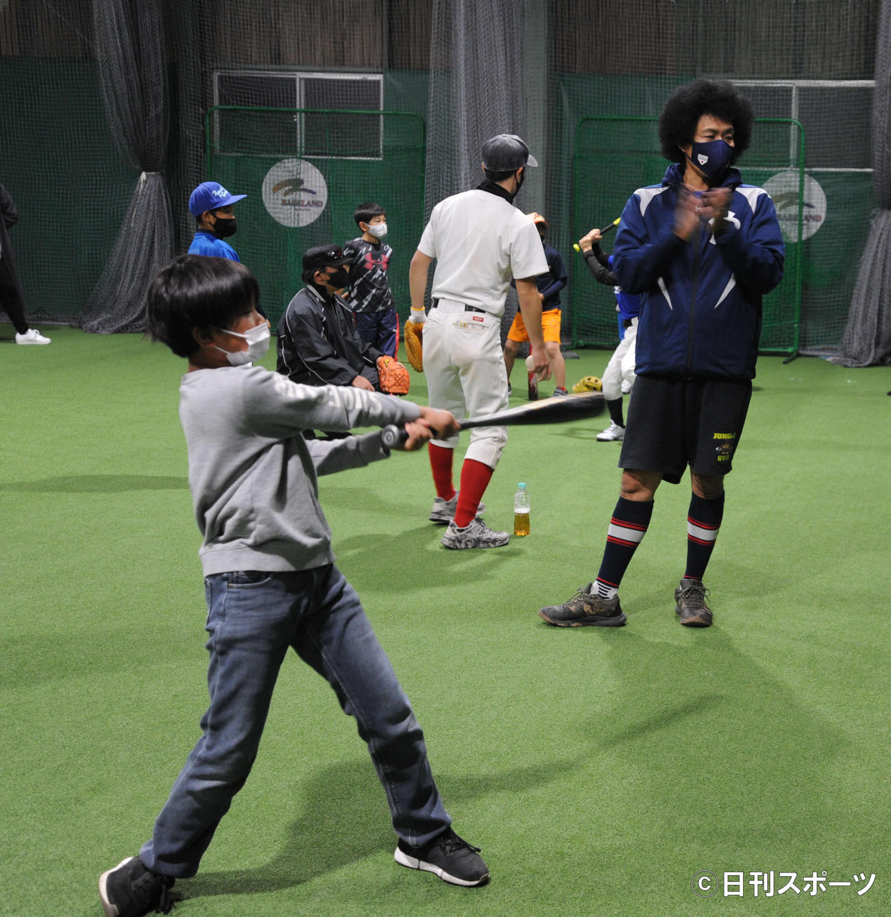 野球教室で小学生を指導するトータルテンボスの藤田憲右（右端）（撮影・松尾幸之介）