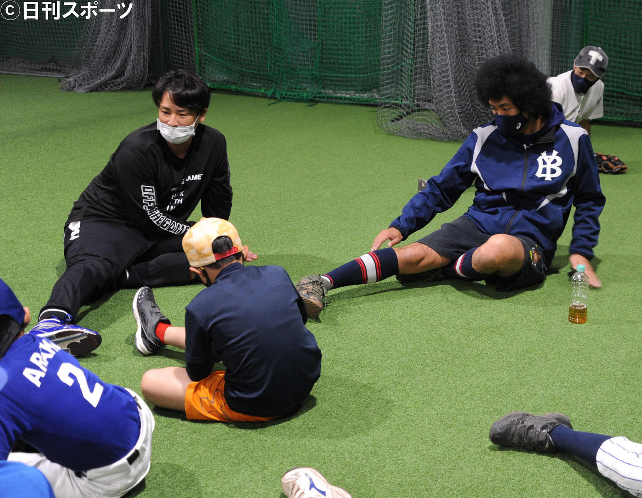 野球教室で小学生にスライディングを教えるトータルテンボスの藤田憲右ら（撮影・松尾幸之介）
