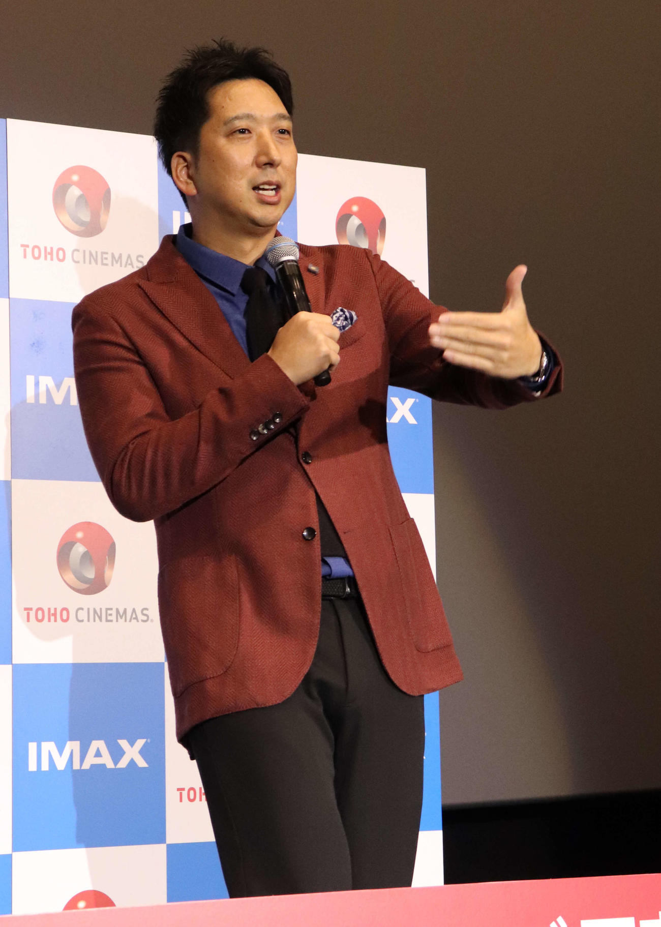 兵庫県内初のIMAX（R）シアターが導入され、体験した感想を振り返る藤川球児氏（撮影・三宅ひとみ）