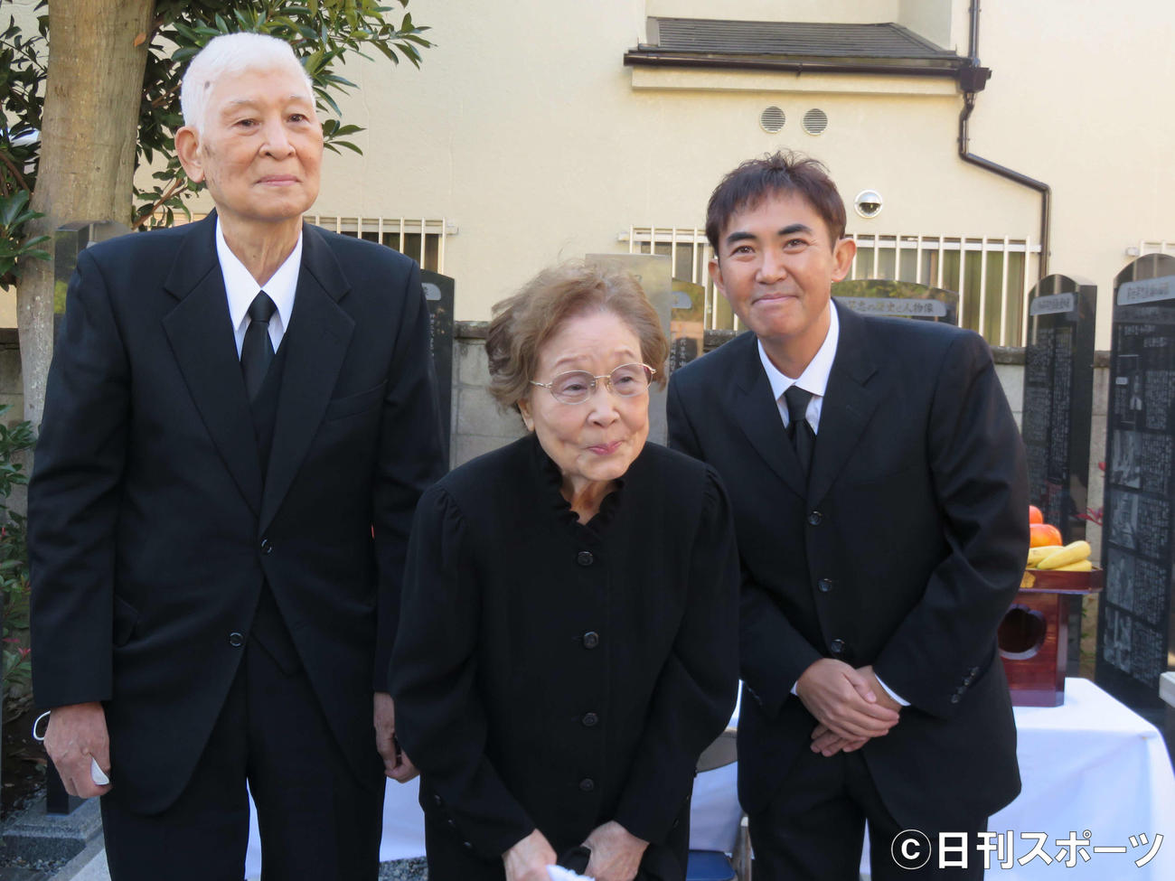 「累世竿忠之墓」開眼供養、「江戸和竿匠の技歴史碑」建立式に出席した、左から4代目竿忠の中根喜三郎さん、海老名香葉子さん、林家三平（撮影・小林千穂）