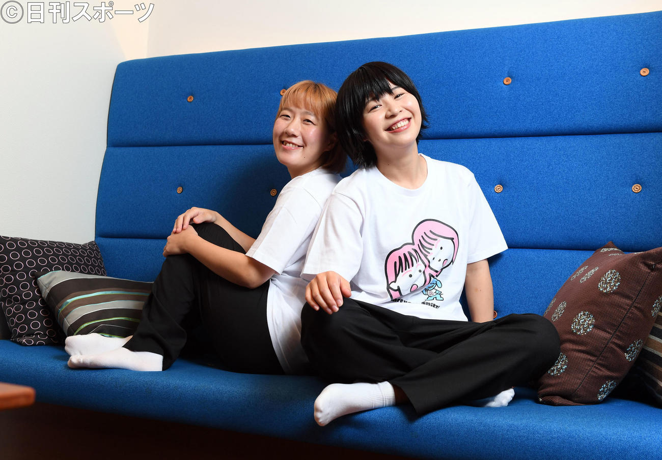 お笑い芸人のAマッソ村上（左）と加納（2021年10月撮影）