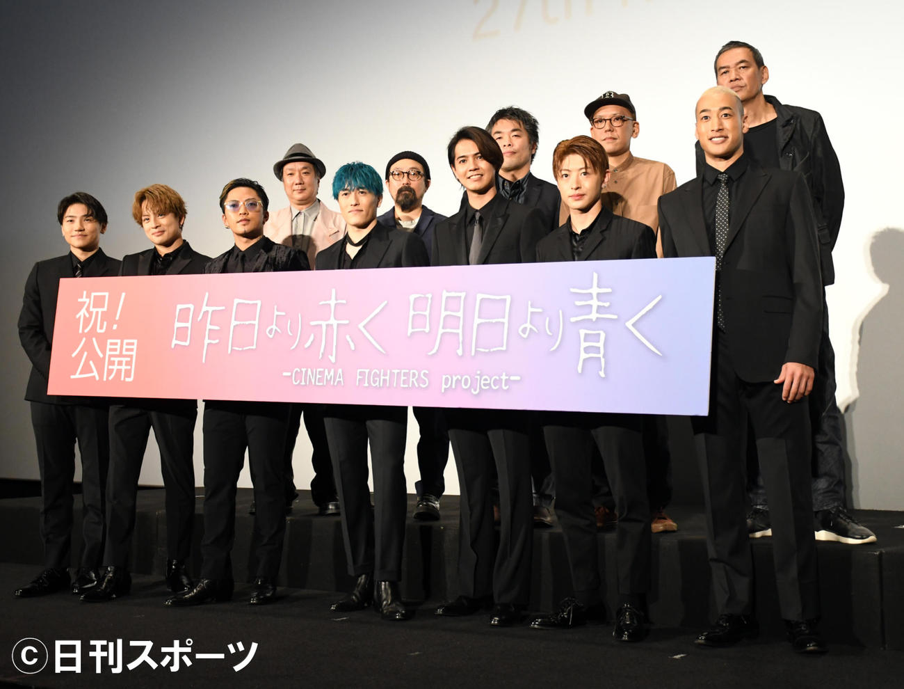 映画「昨日より赤く　明日より青く」公開記念舞台あいさつに出席したGENERATIONSの、前列左から小森隼、白濱亜嵐、数原龍友、中務裕太、片寄涼太、佐野玲於、関口メンディーら（撮影・大友陽平）