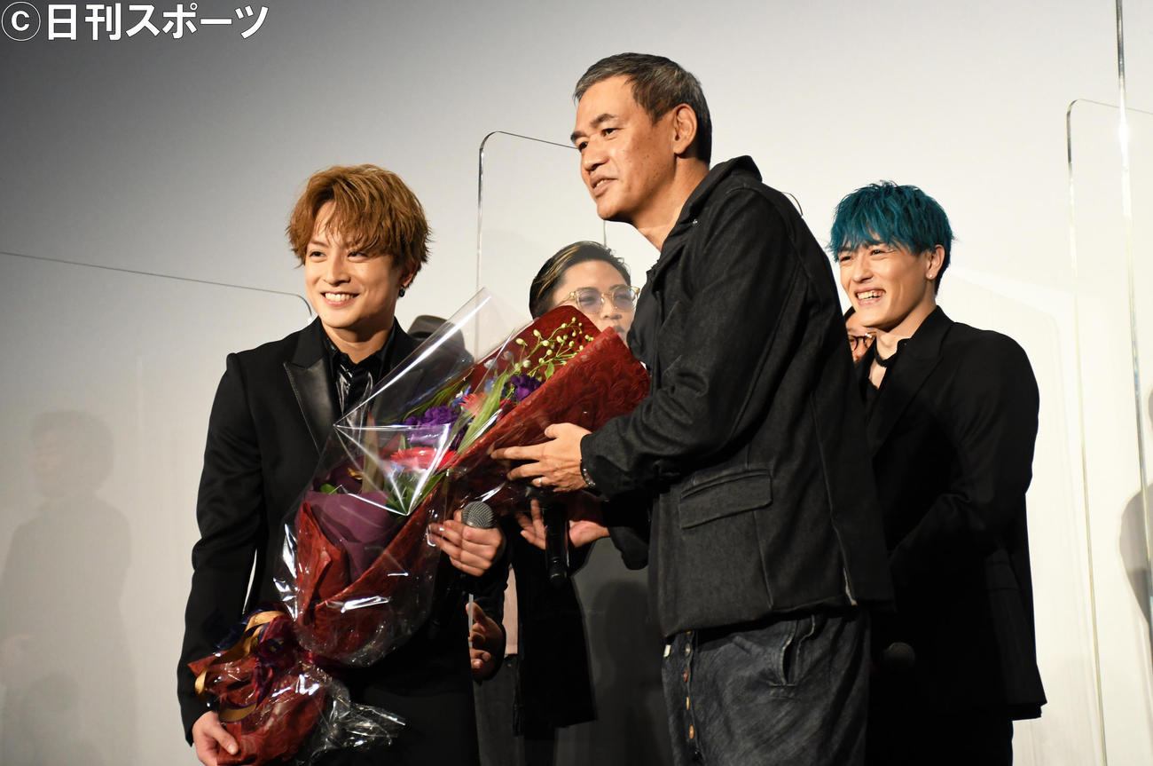 映画「昨日より赤く　明日より青く」公開記念舞台あいさつで9周年をSABU監督（右）から祝福された白濱亜嵐（撮影・大友陽平）
