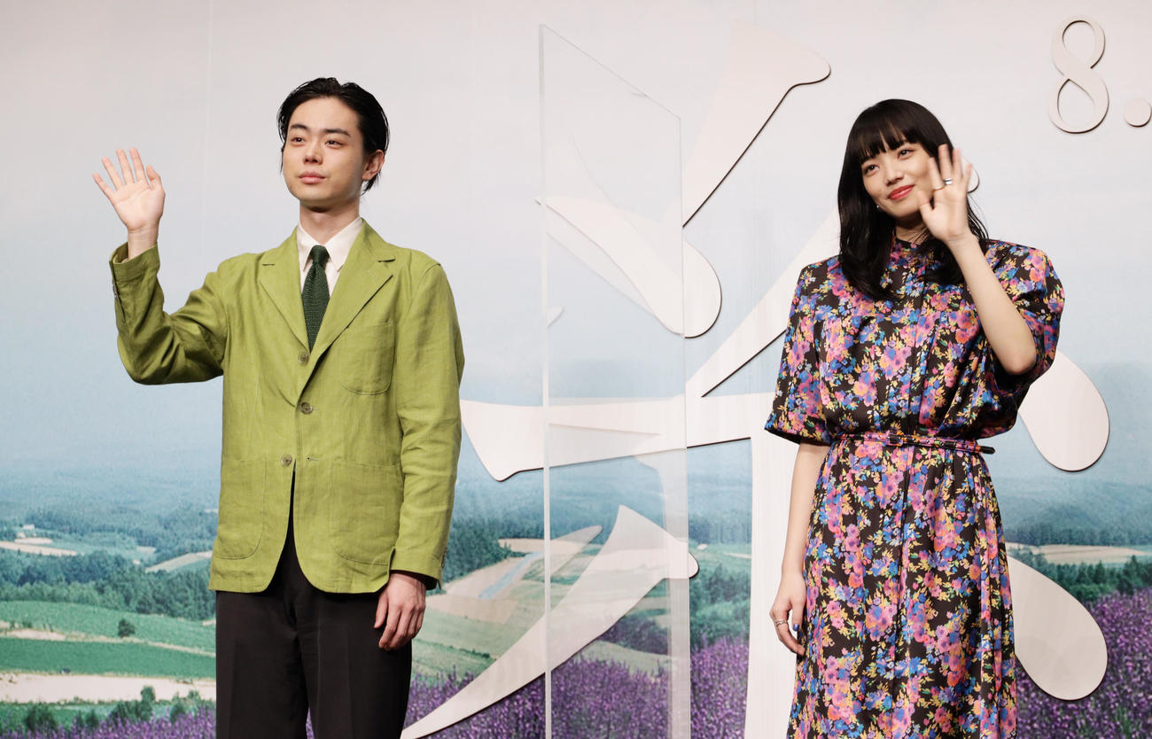 映画「糸」の完成報告会を行った菅田将暉（左）と小松菜奈（2020年8月）