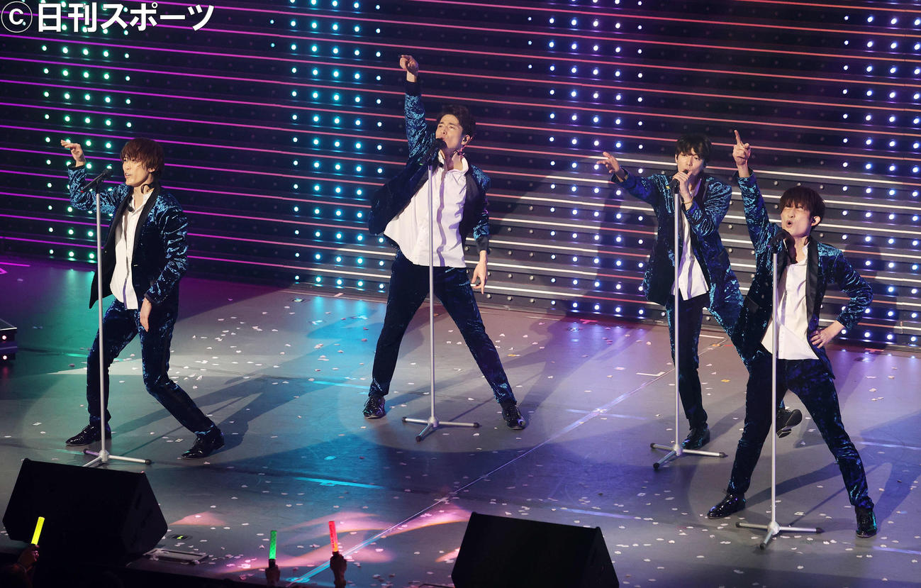熱唱するふぉ～ゆ～。左から越岡裕貴、福田悠太、辰巳雄大、松崎祐介（撮影・鈴木正人）