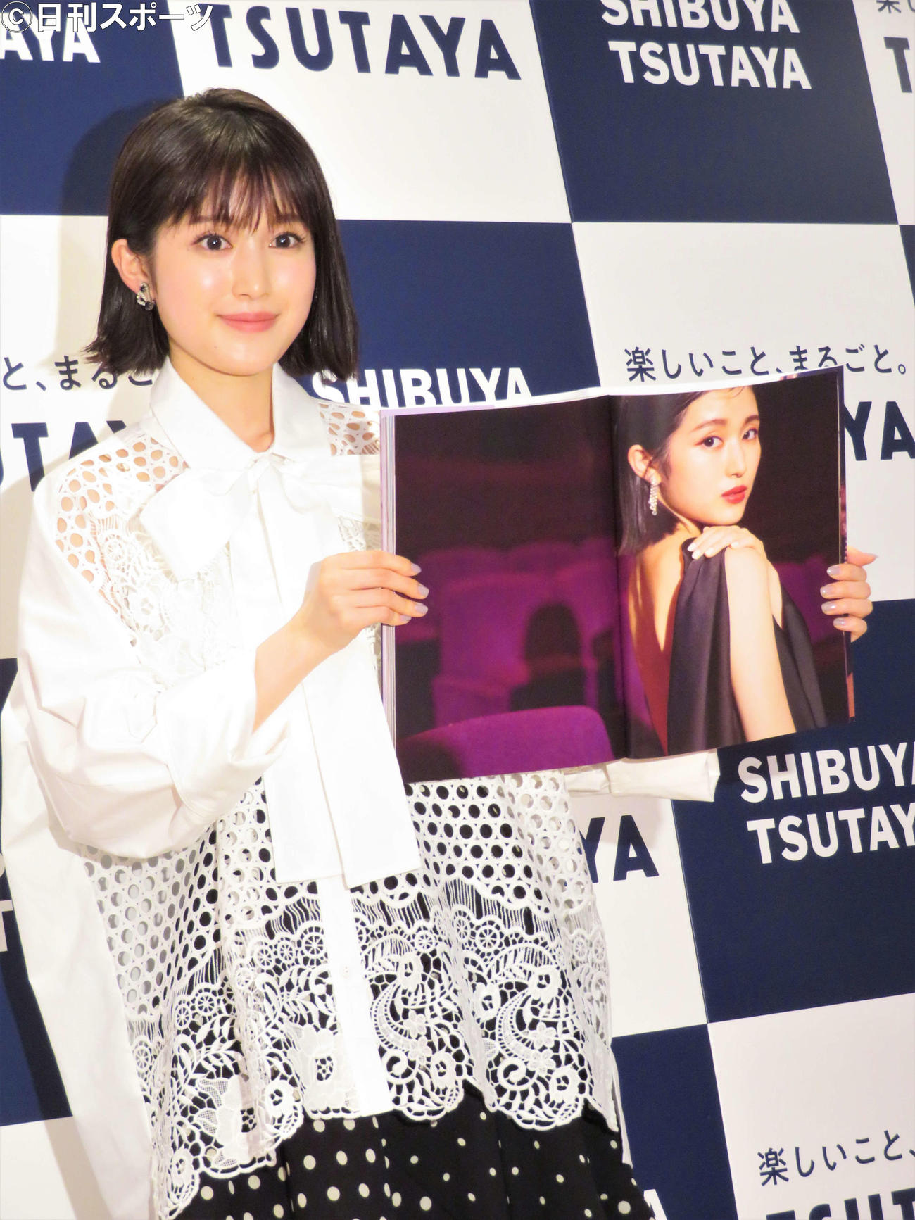 写真集「Grace」の記者会見を行った福本莉子（撮影・三須佳夏）