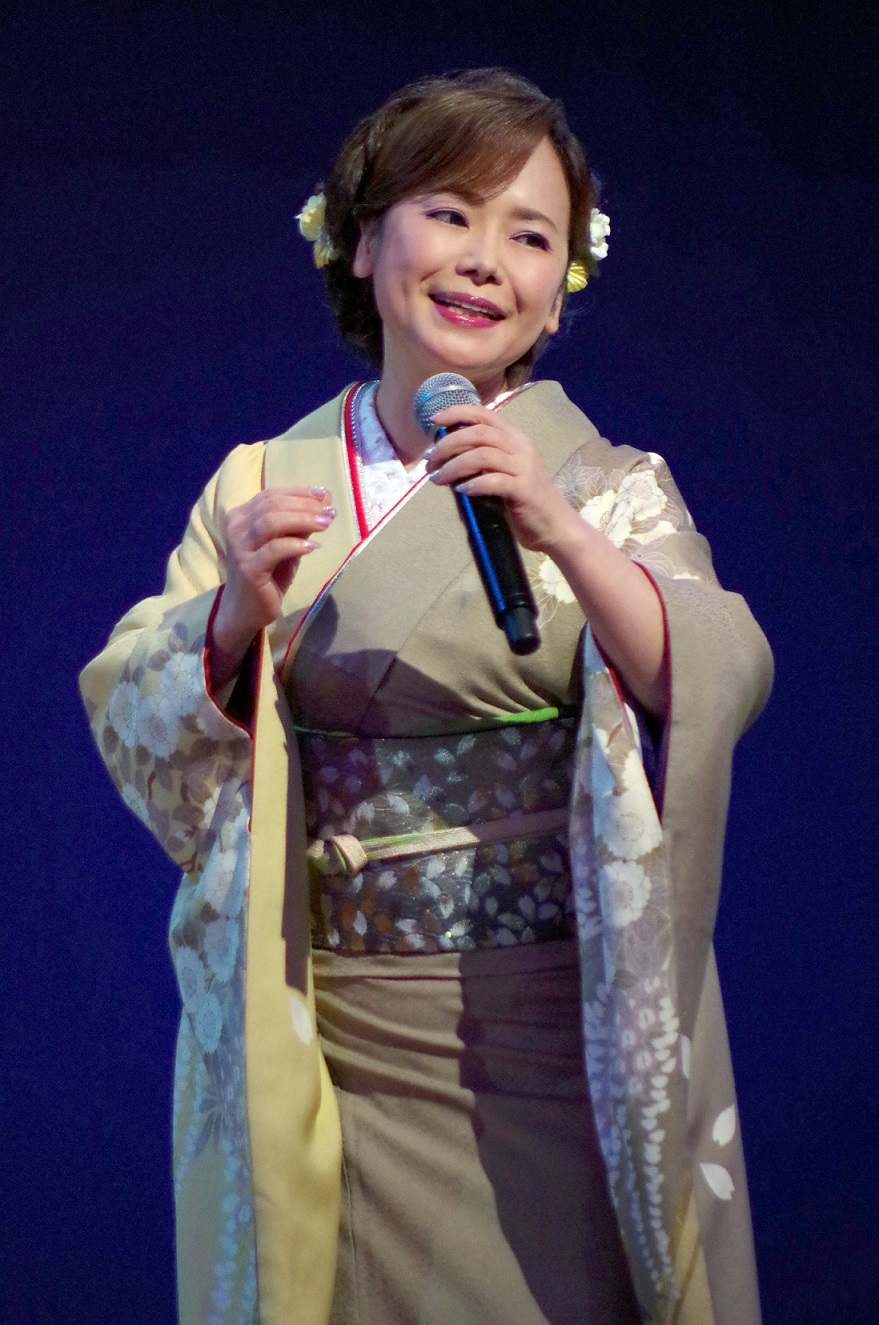 京都で行われたイベントで熱唱した葵かを里