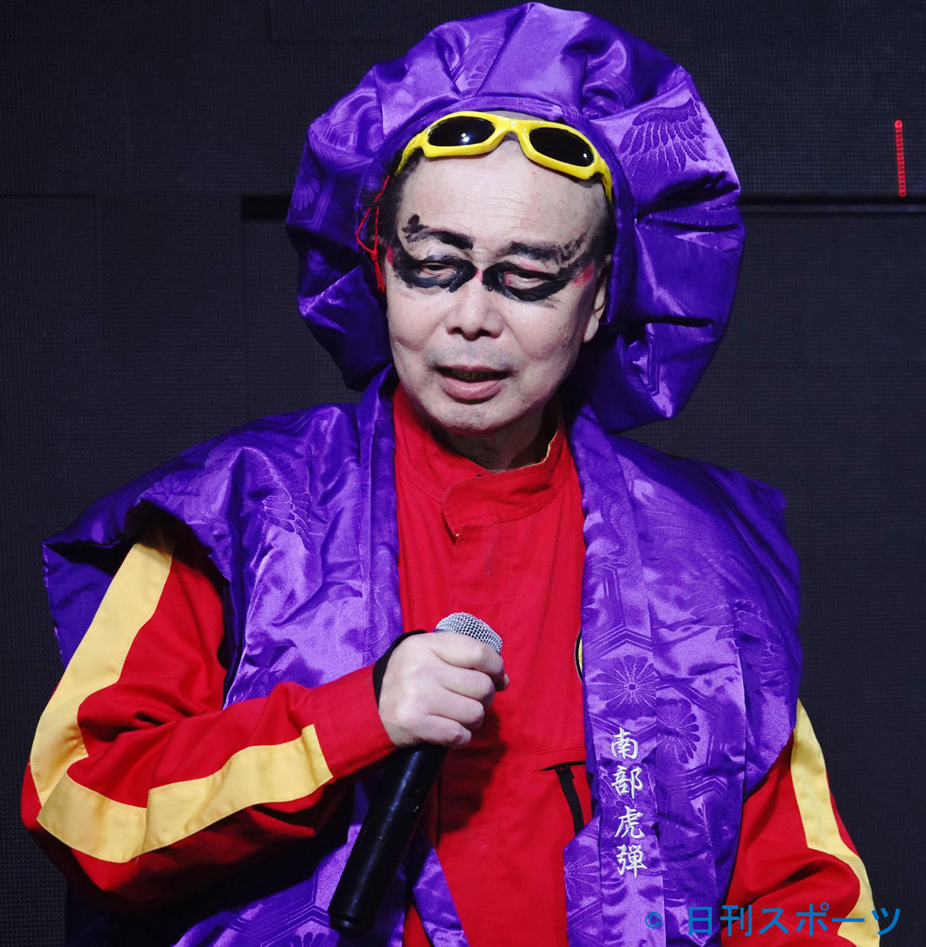 古希祝いイベントを開催し、マイクで話す電撃ネットワーク南部虎弾（撮影・佐藤成）
