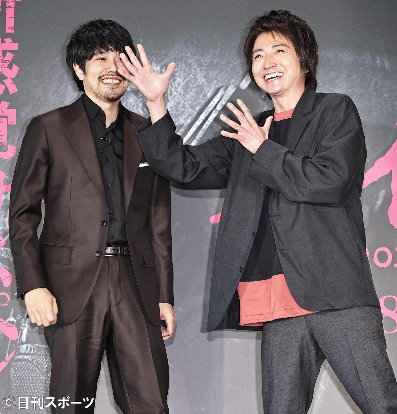 映画「ノイズ」のトークイベントでネタバレしそうな松山ケンイチ（左）を静止する藤原竜也（撮影・中島郁夫）