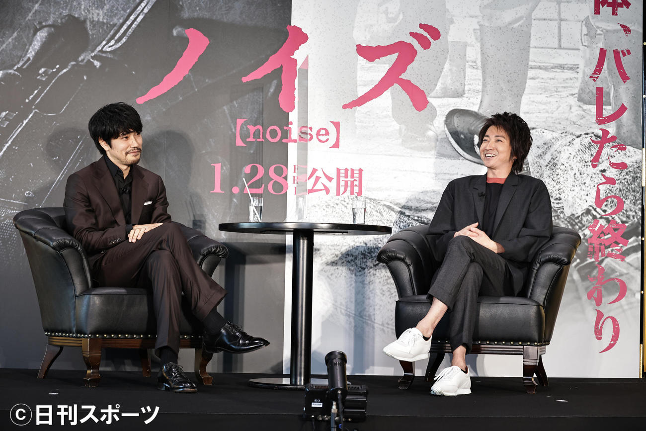 映画「ノイズ」のトークイベントを行った松山ケンイチ（左）と藤原竜也（撮影・中島郁夫）