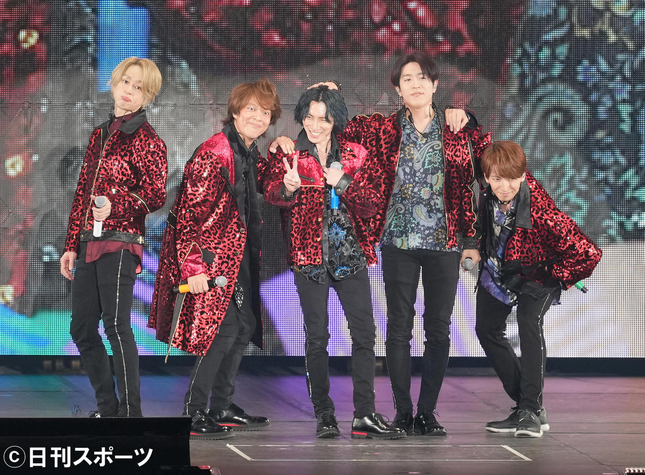 「KANJANI’S Re：LIVE 8BEAT」の横浜アリーナ公演に臨む関ジャニ∞。左から横山裕、丸山隆平、安田章大、村上信五、大倉忠義（撮影・菅敏）