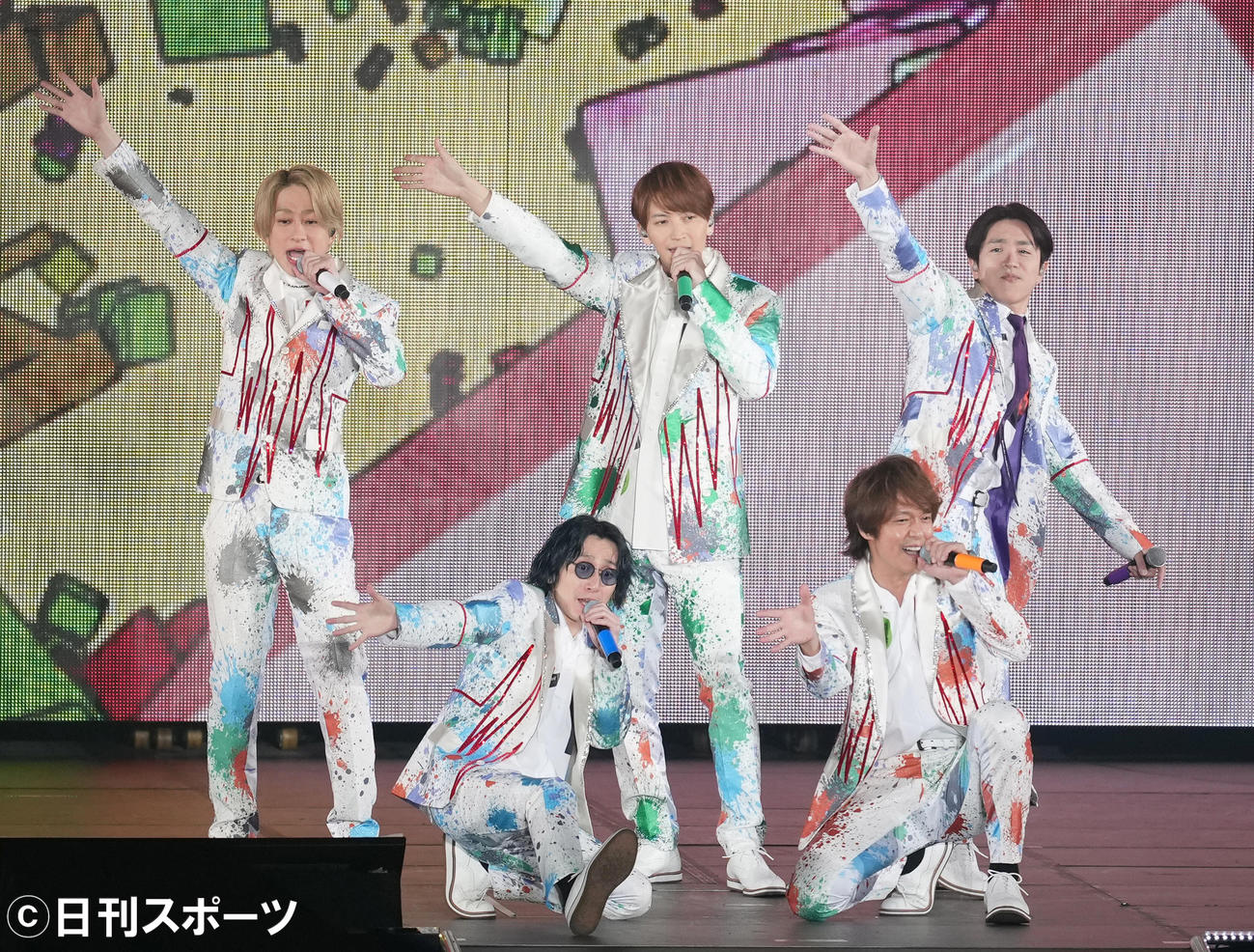 「KANJANI’S Re：LIVE 8BEAT」の横浜アリーナ公演で熱唱する関ジャニ∞。前列左から安田章大、丸山隆平、後列左から横山裕、大倉忠義、村上信五（撮影・菅敏）