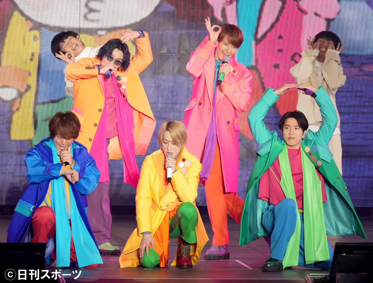 「KANJANI’S Re：LIVE 8BEAT」で熱唱する関ジャニ∞。前列左から丸山隆平、横山裕、村上信五。後列左から安田章大、大倉忠義（撮影・菅敏）