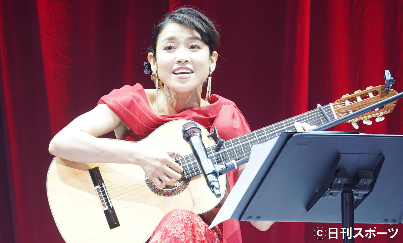 「川野夏美コンサート2021」で、ギターの弾き語りを初披露した川野夏美（2021年10月撮影）