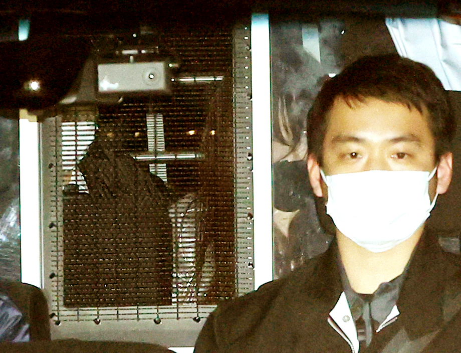 病院から渋谷署に戻る鬼束ちひろ容疑者＝29日午前0時46分（撮影・野上伸悟）
