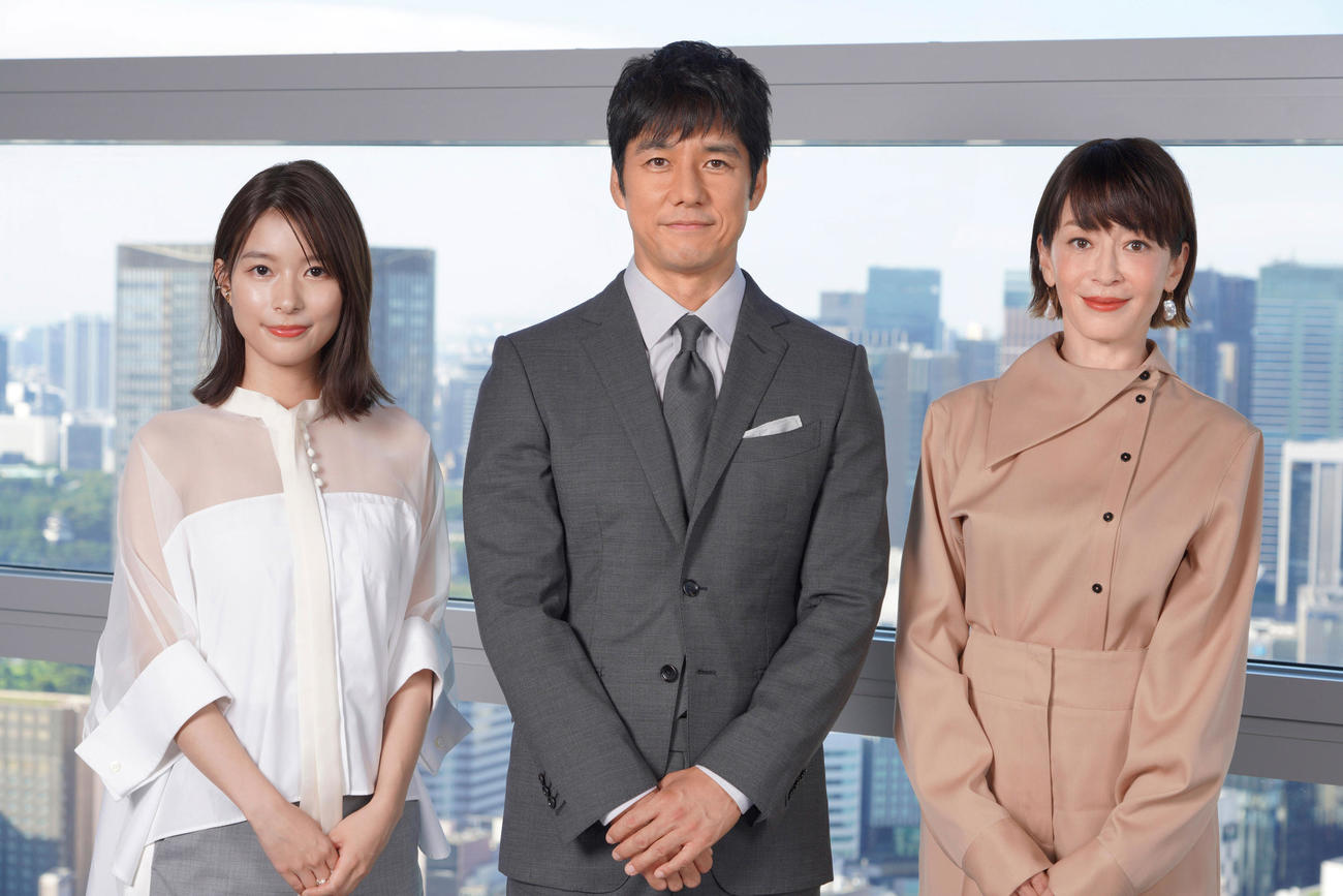 連続ドラマ「真犯人フラグ」で主演を務める西島秀俊。左は芳根京子、右は宮沢りえ