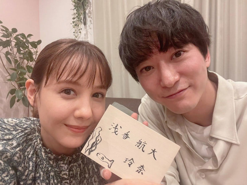 表札を持った2ショットを公開したトリンドル玲奈と浅香航大（「私たち結婚しました　2」オフィシャルブログより）