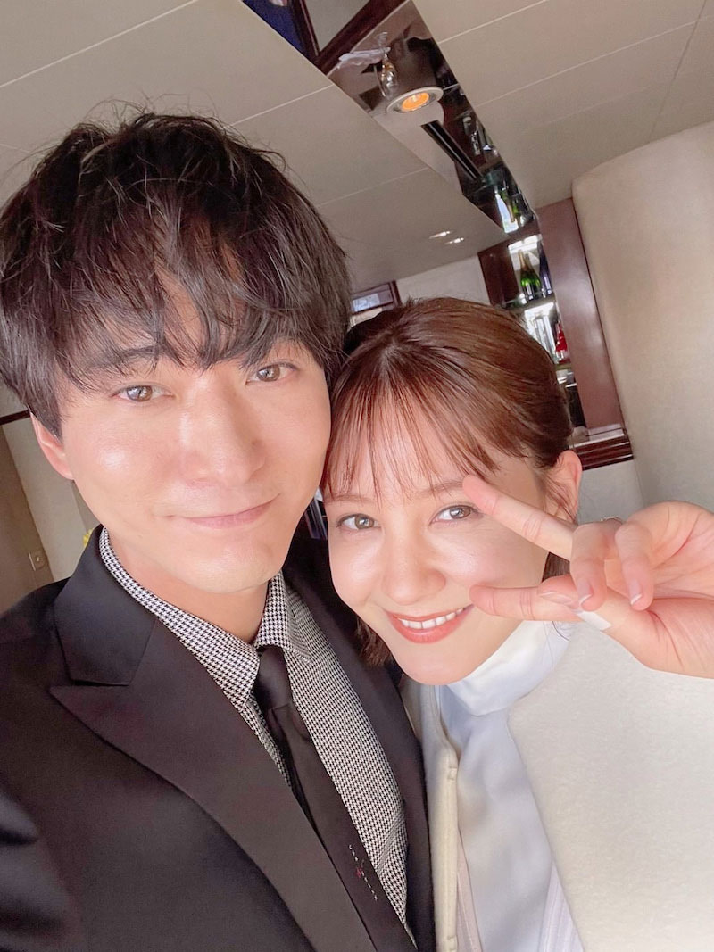 浅香航大とトリンドル玲奈の2ショット（「私たち結婚しました　2」オフィシャルブログより）