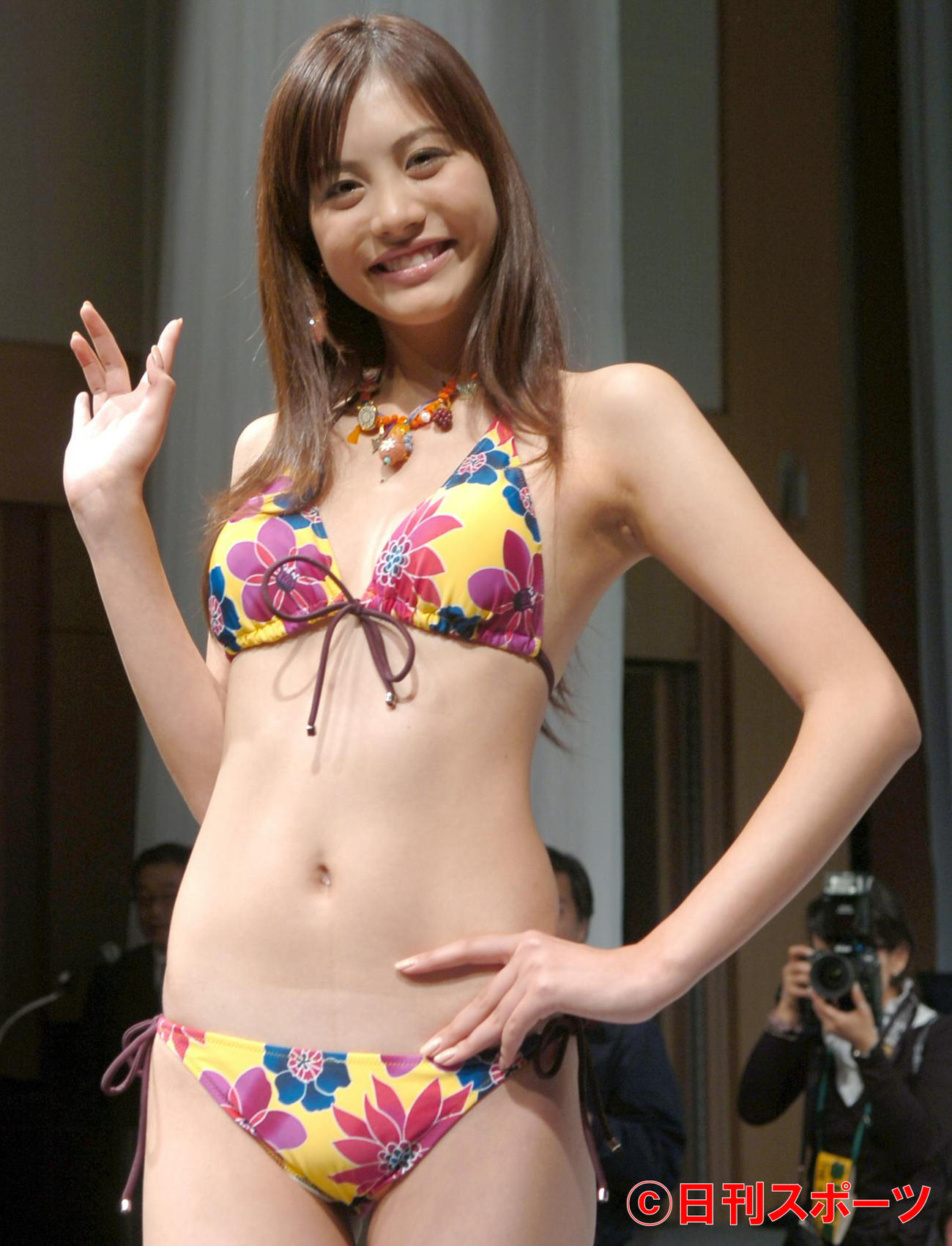 東レ2008年水着キャンペーンガール発表会　キャンペンガールに決まり笑顔で手を振る中別府葵（2007年10月撮影）