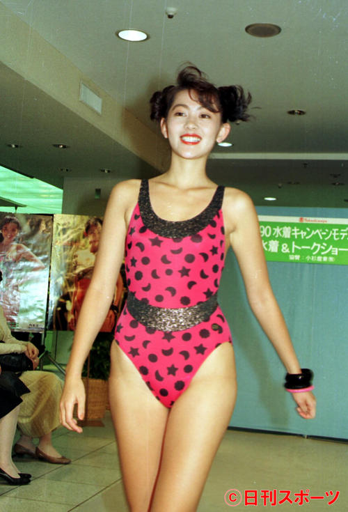 90年水着キャンペーンモデルによる水着＆トークショー　東レキャンペーンガールの成田路実（1990年3月撮影）