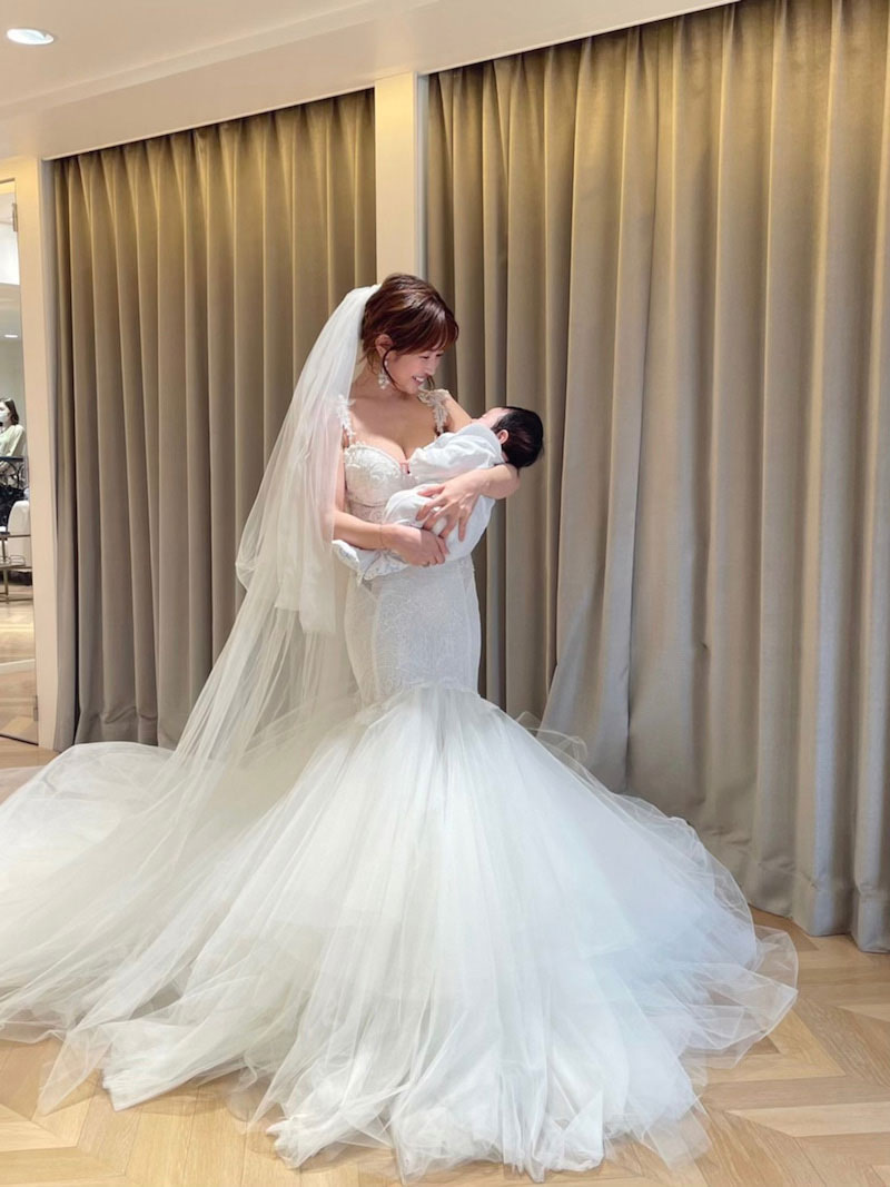 愛息を抱いたウエディングドレス姿を公開した舟山久美子