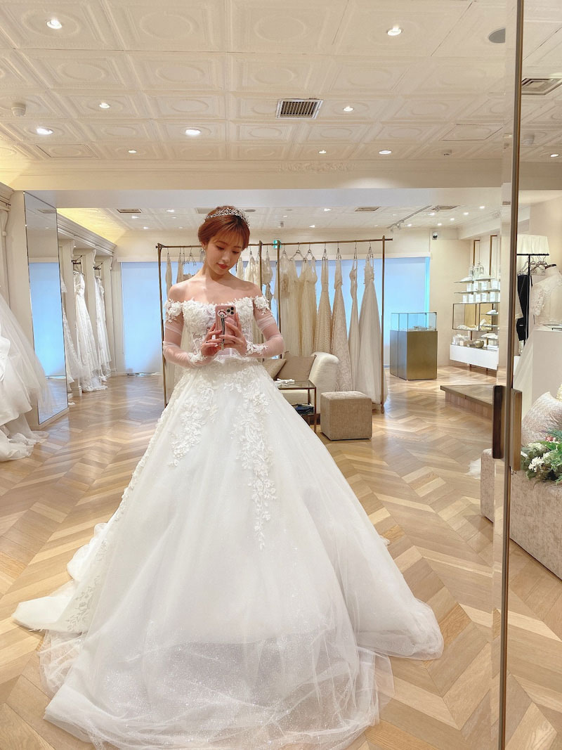ウエディングドレス姿の舟山久美子