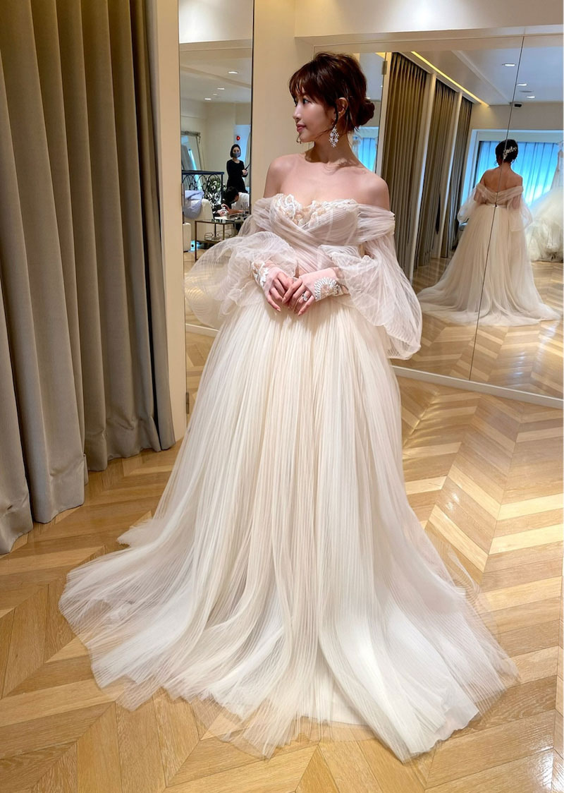 ウエディングドレス姿の舟山久美子