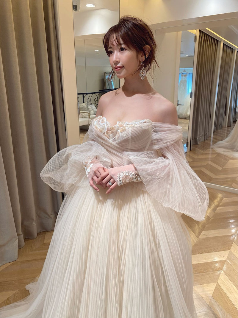 ウエディングドレス姿の舟山久美子