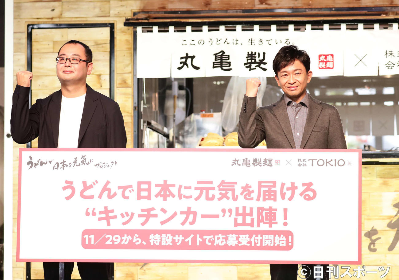 キッチンカーの前でポーズを決める丸亀製麺の山口社長（左）と株式会社TOKIOの城島茂社長（撮影・丹羽敏通）