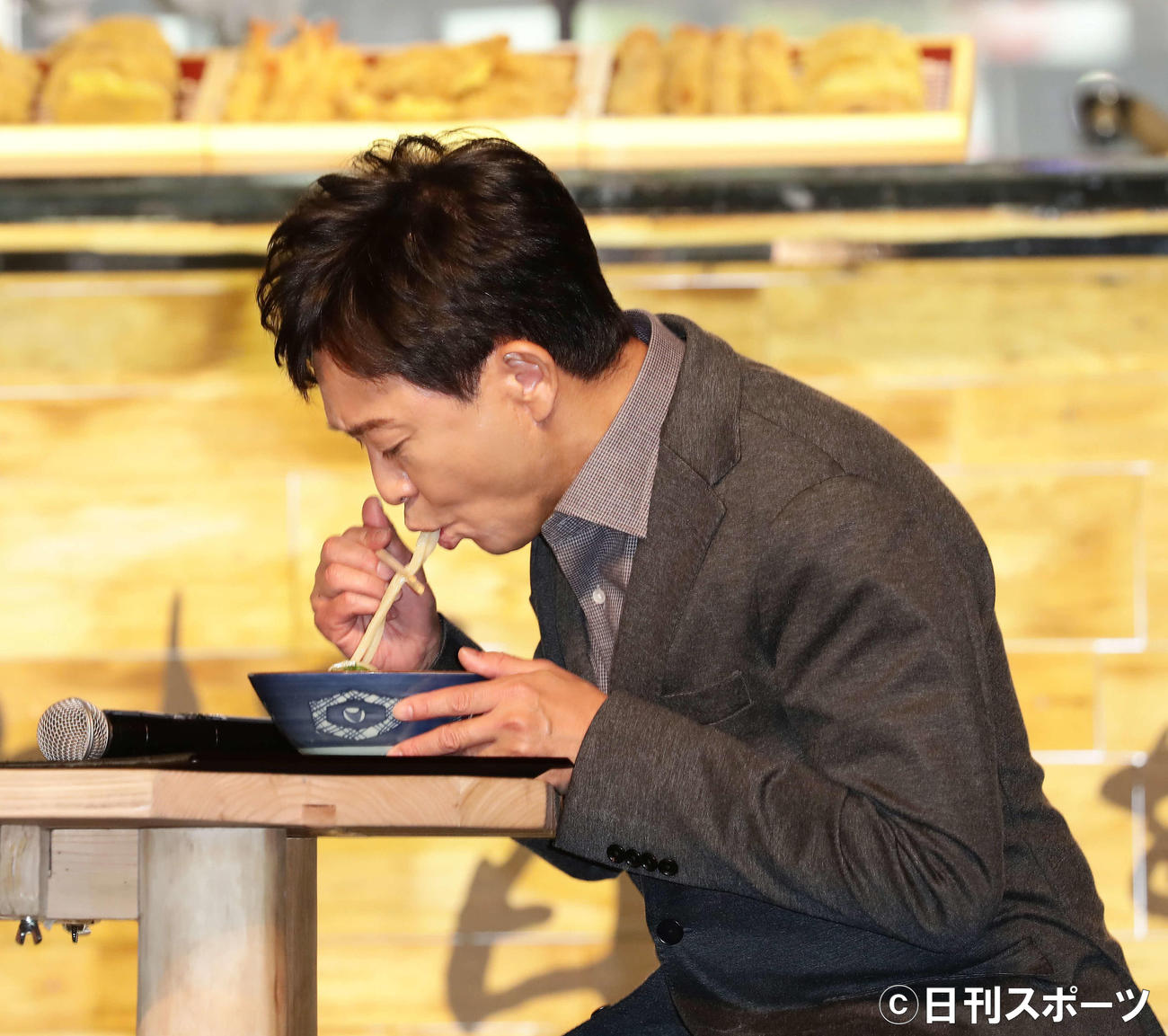 うどんを食べる株式会社TOKIOの城島茂社長（撮影・丹羽敏通）
