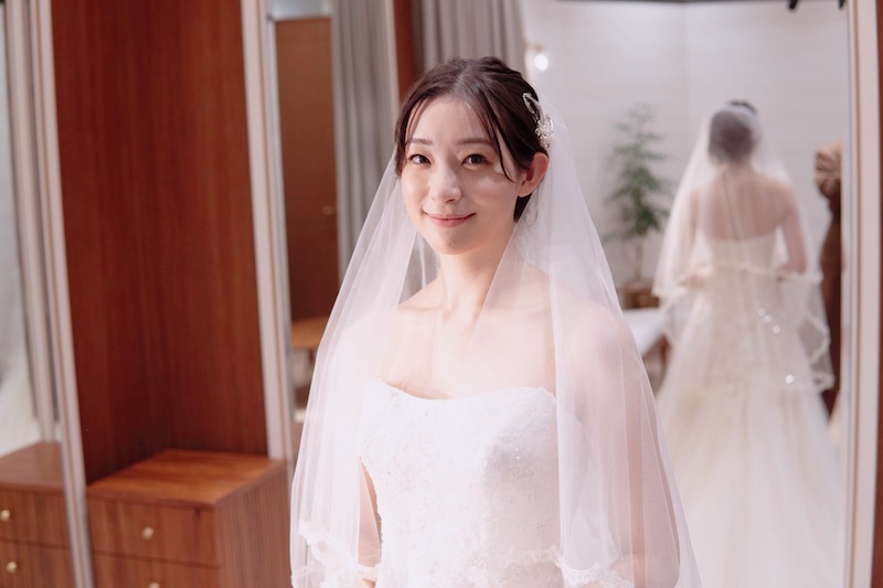 ウエディングドレス姿を公開した足立梨花（「私たち結婚しました　2」オフィシャルブログより）